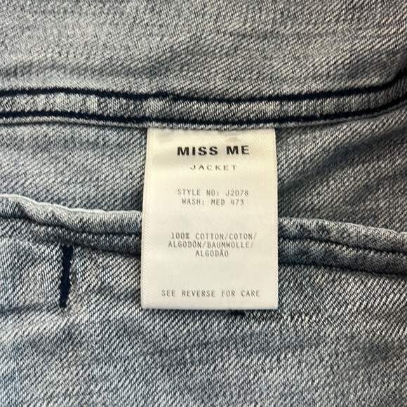 Miss Me Floral Embroidered Distressed Denim Jacket W/ Pockets Size M ๐บ - Picture 7 of 9